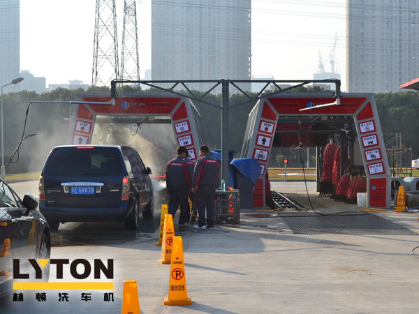 林頓fx11電腦洗車機2套（名駿百盛汽車服務連鎖選購配置），客流量較大汽車美容店行業推薦配置。