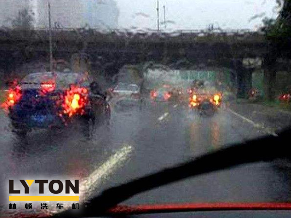 電腦洗車機(jī)南京林頓自動化再次提醒您，雨后一定要記得及時洗車。
