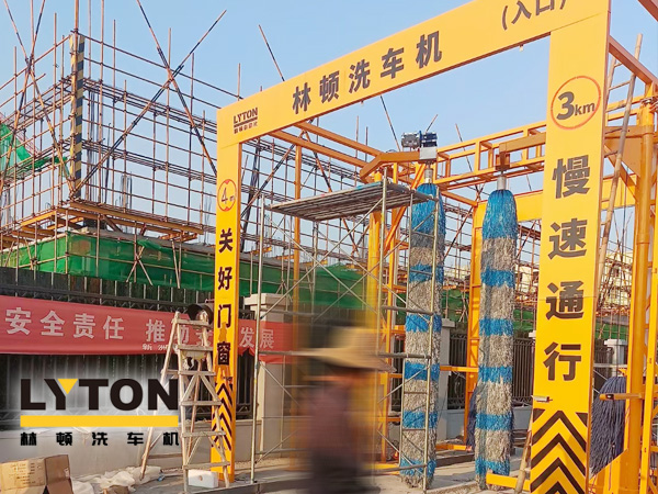 高自動化程度、洗車數量大、占地面積?。×诸D大型通道式巴士洗車機普遍適用于城市公交場站