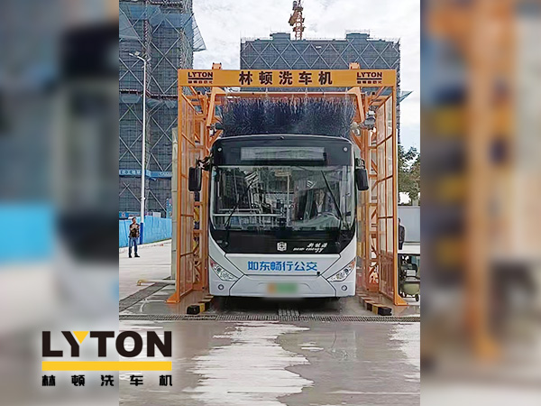 為乘客打造整潔乘車環(huán)境，如東暢行公交配置林頓3刷大巴全自動洗車機