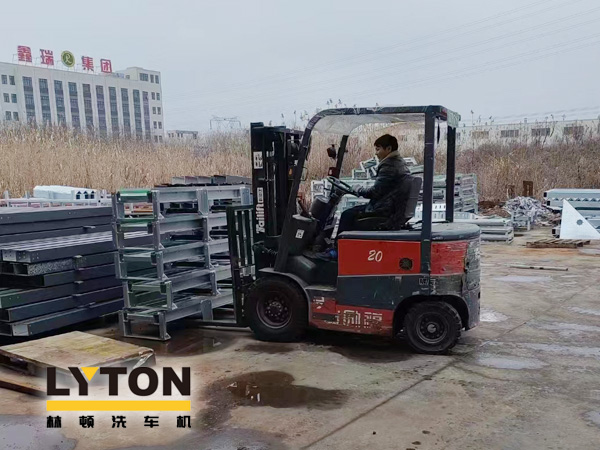 眾多加油站及公司自動(dòng)洗車設(shè)備的供應(yīng)商！品質(zhì)肯定！林頓全自動(dòng)洗車機(jī)發(fā)貨現(xiàn)場