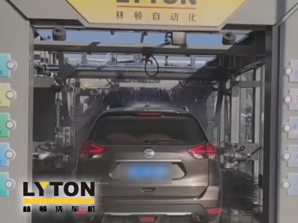 江南古鎮(zhèn)周莊網(wǎng)紅打卡加油站全自動(dòng)洗車機(jī)安裝完工！現(xiàn)調(diào)試洗車！